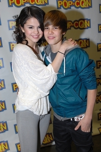 Selena Gomez with Justin-Bieber: They are Adorable!